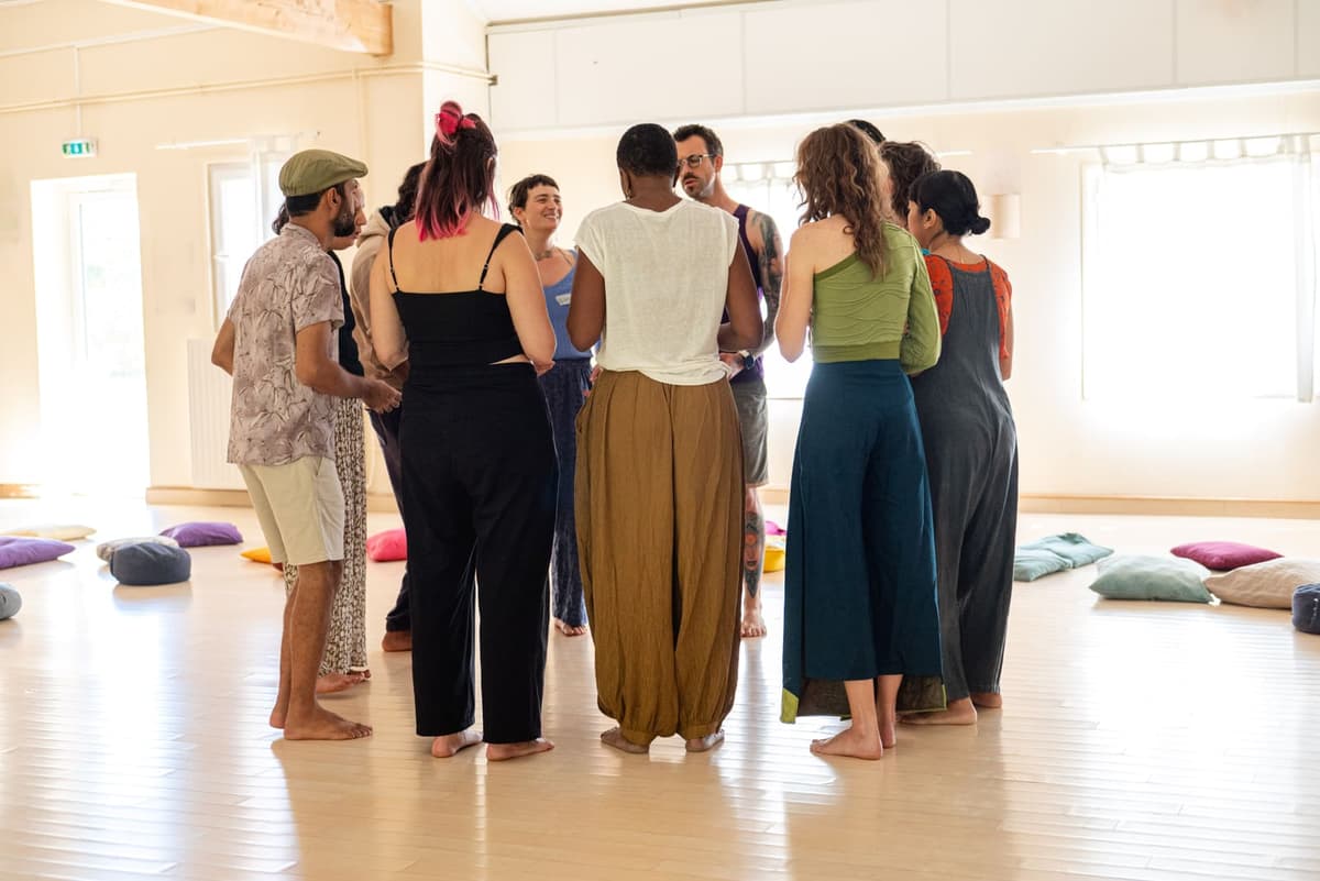 Groupe en cercle pendant un stage de co-improvisation vocale et circlesong à Toulouse