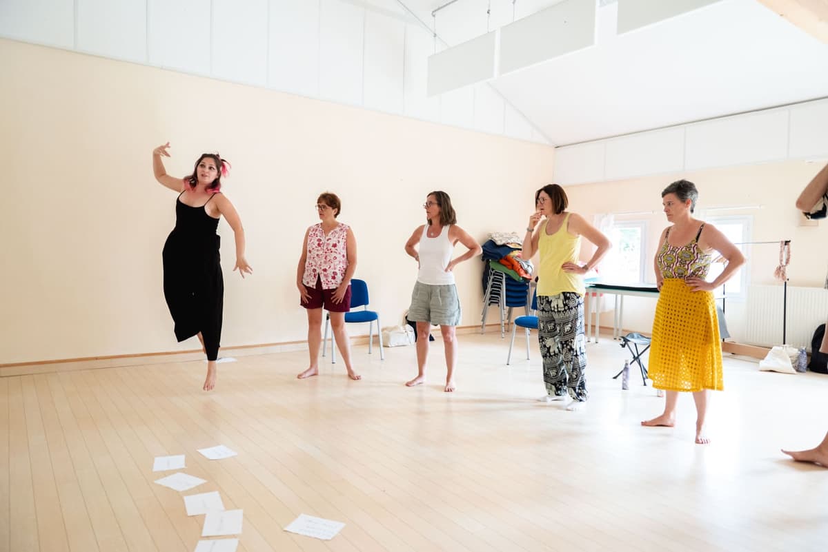 Jessalynn en mouvement pendant un exercice d'improvisation vocale