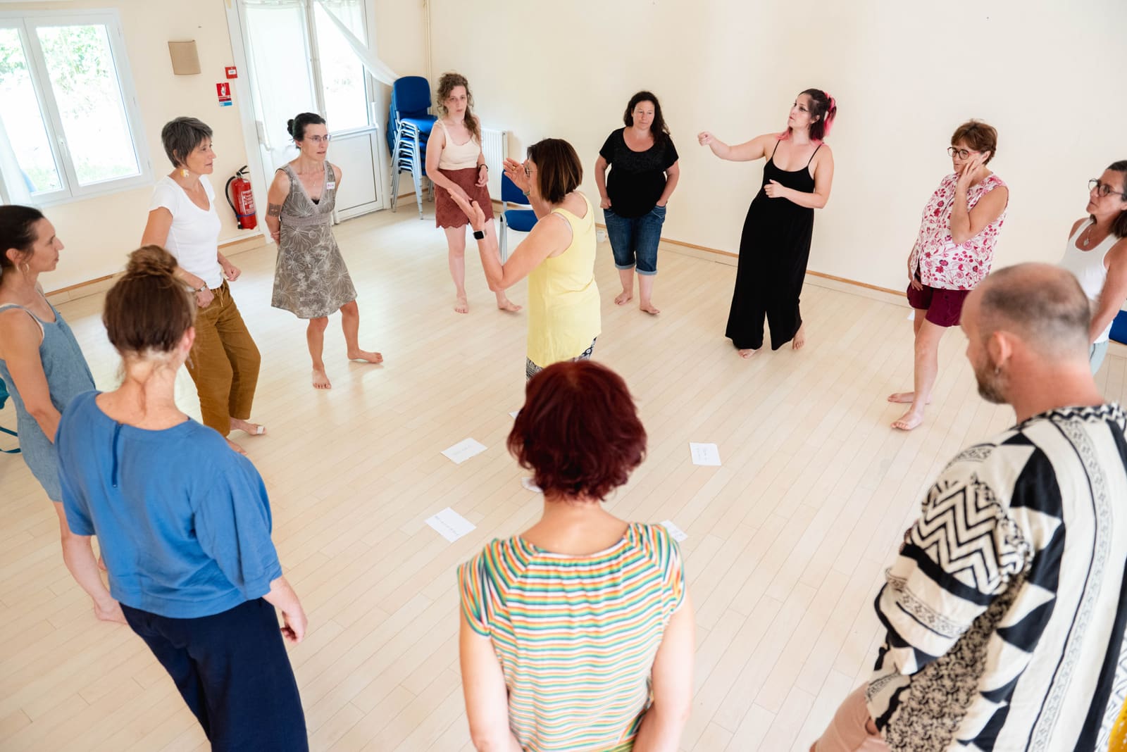 Groupe en cercle pendant un atelier de co-improvisation vocale à Toulouse