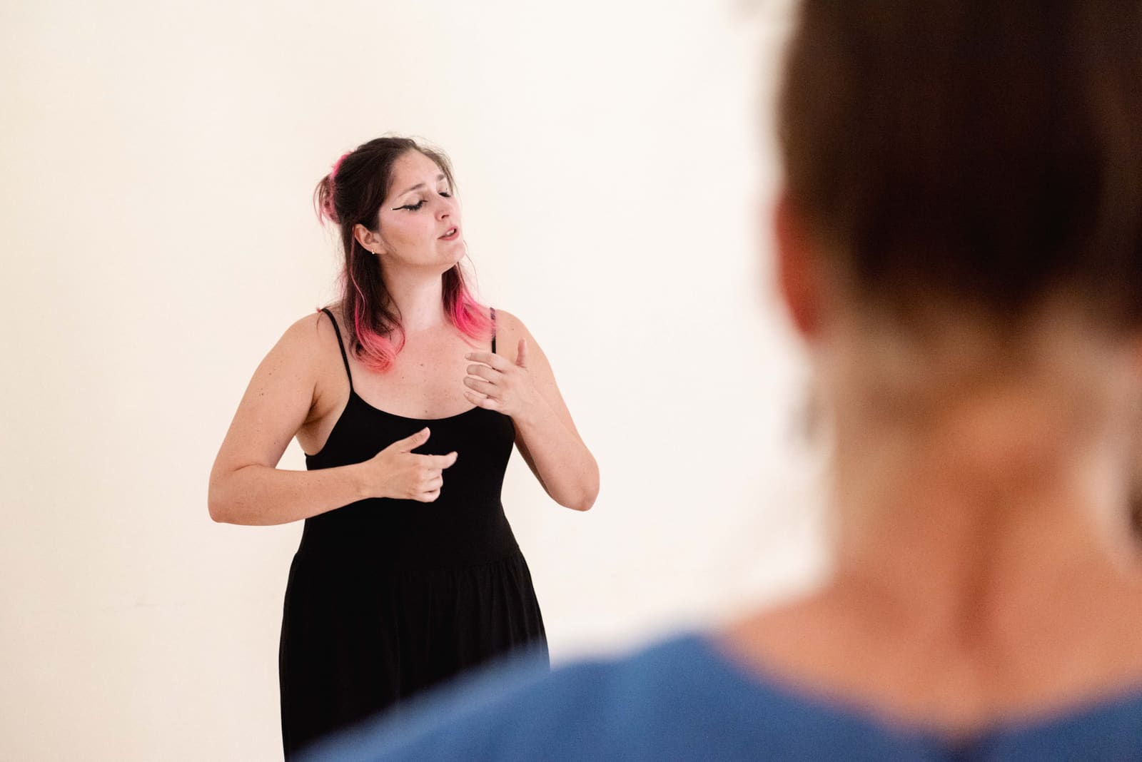 Jessalynn en pleine expression vocale pendant un atelier d'improvisation
